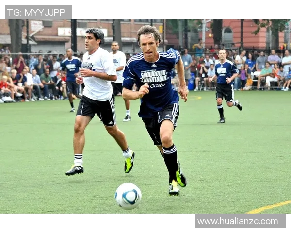 足球球星精彩瞬间聚焦灵巧接球展现非凡技术魅力 足球球星精彩瞬间聚焦灵巧接球展现非凡技术魅力